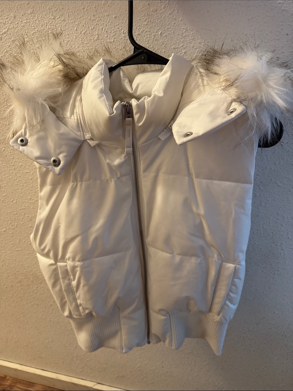 Hollister Faux Fur Trim Hooded Y2K Vest - White - Medium Y2K Puffer Bomber Vest